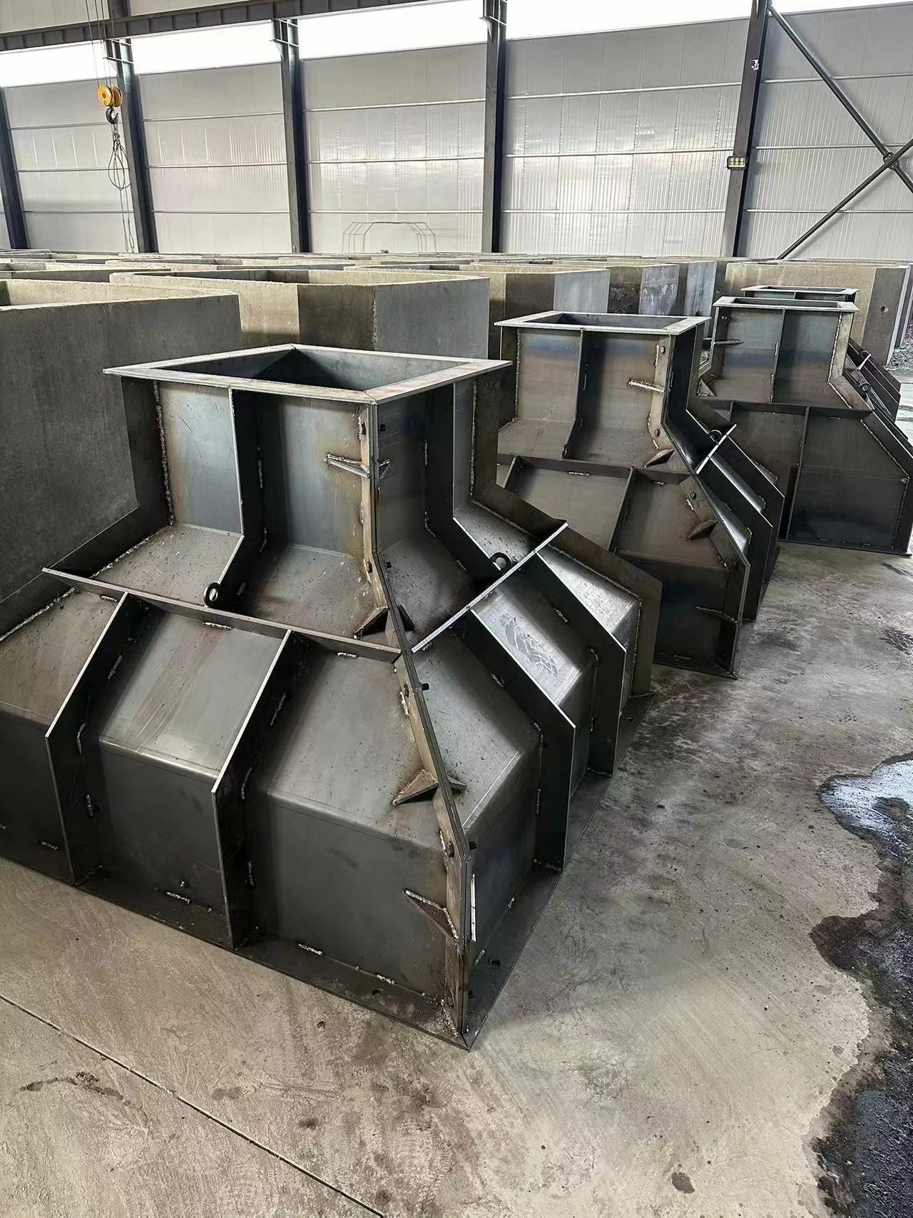 钢结构基础墩模具普遍以小尺寸为主,如底部基础尺寸为800*800,900*900