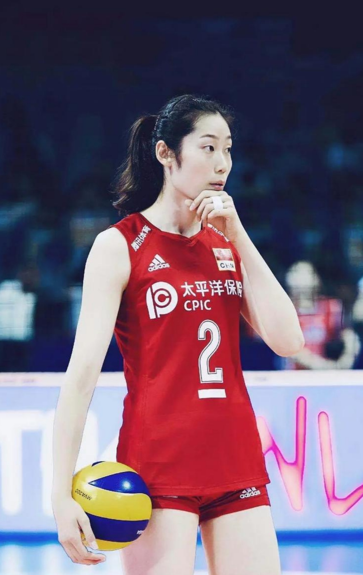 展现了她的学术追求与努力  恩师郎平特意回国陪伴,为朱婷的学业里程