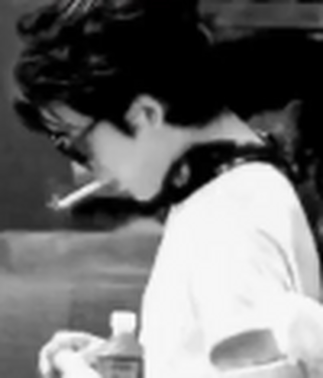 井柏然早期的吸烟图 早期狗仔拍到井柏然在街边吸烟,但是这图看着怎么