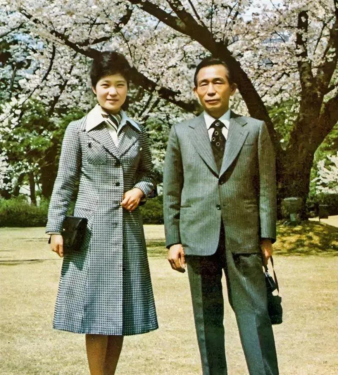 1979年,27岁的朴槿惠和她60岁的父亲朴正熙的合影照.