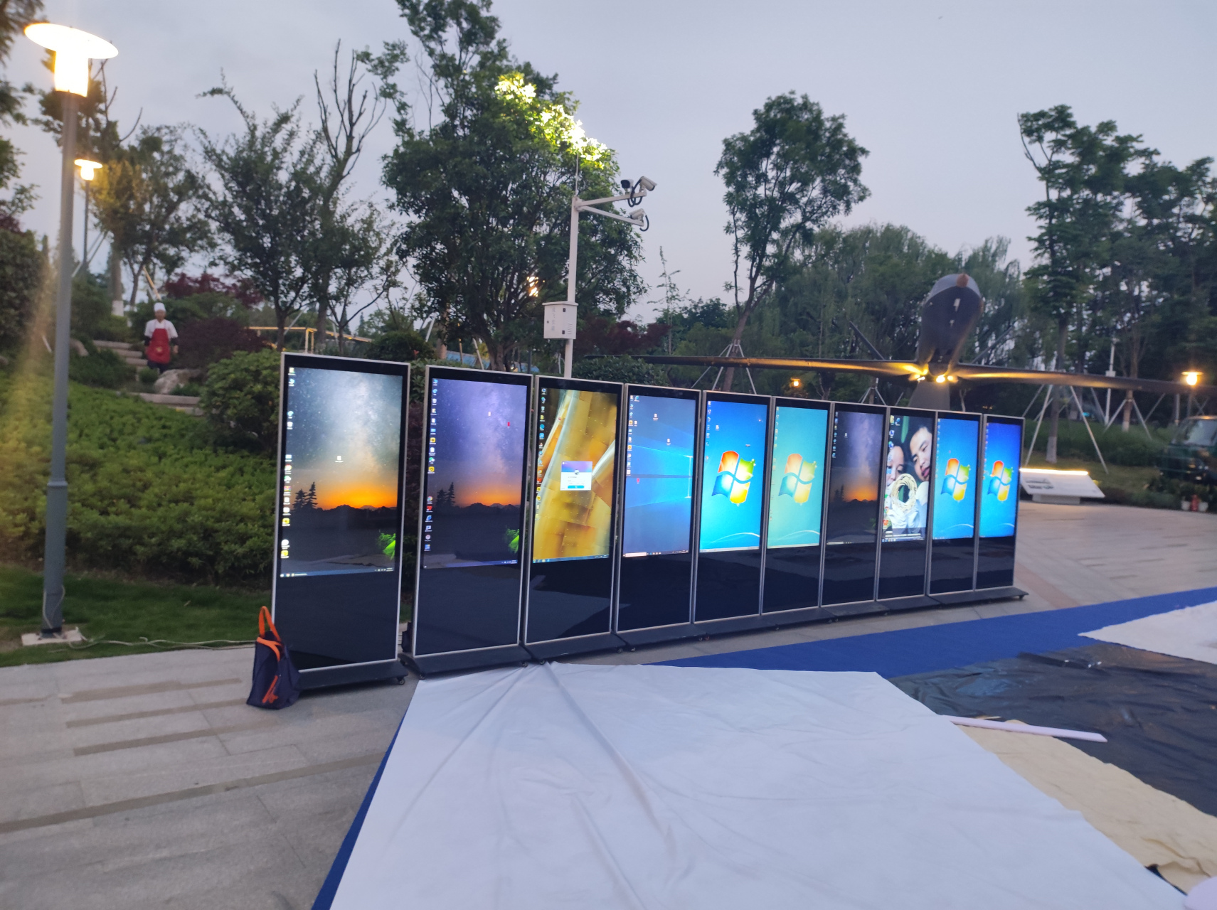 65寸立式广告机i7系统 4g运行内存 128g存储内存 支持远程管理节目