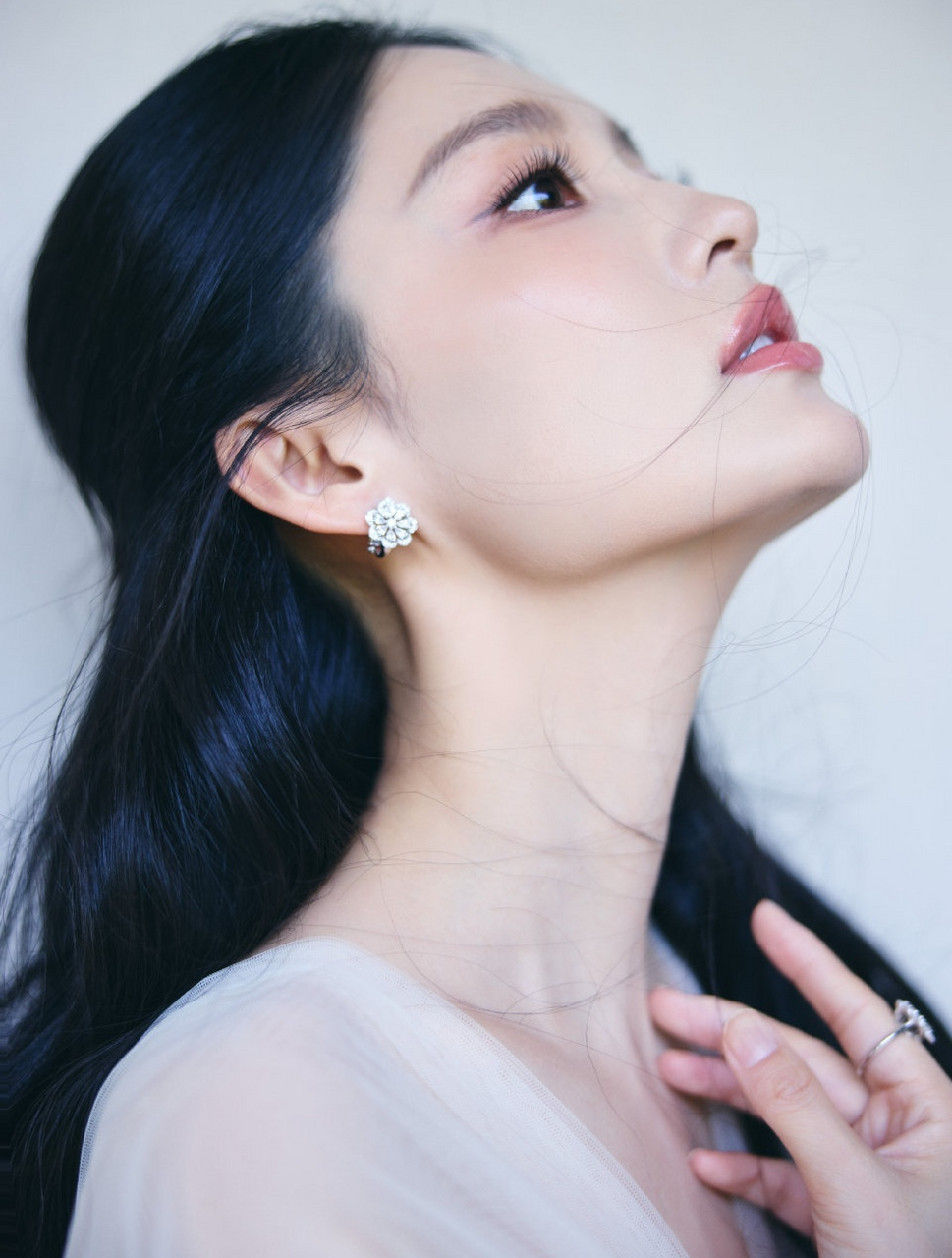 李沁,白色纱裙,优雅迷人!