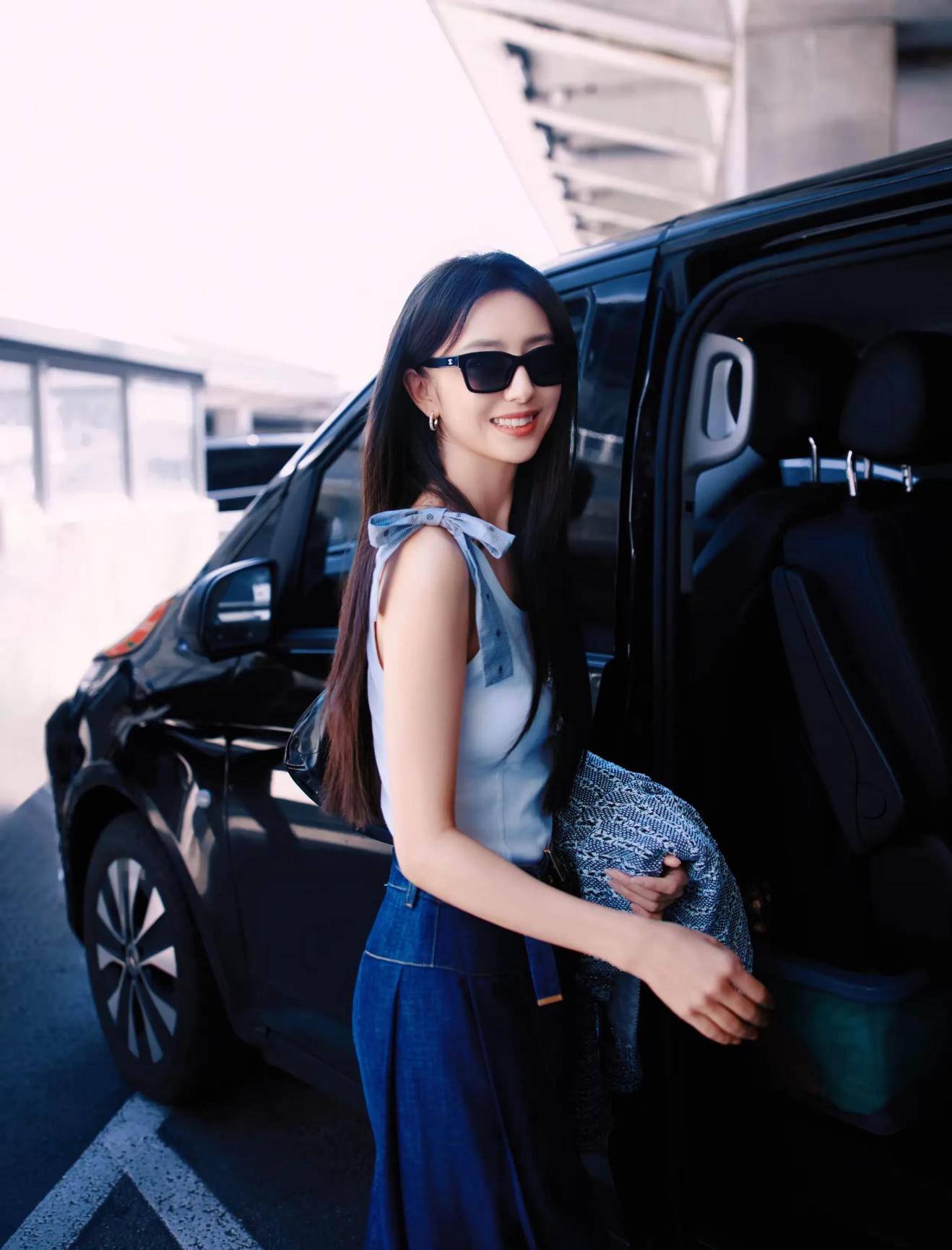 佟丽娅:长发飘飘的少女感!首次参加戛纳电影节很激动,笑容灿烂