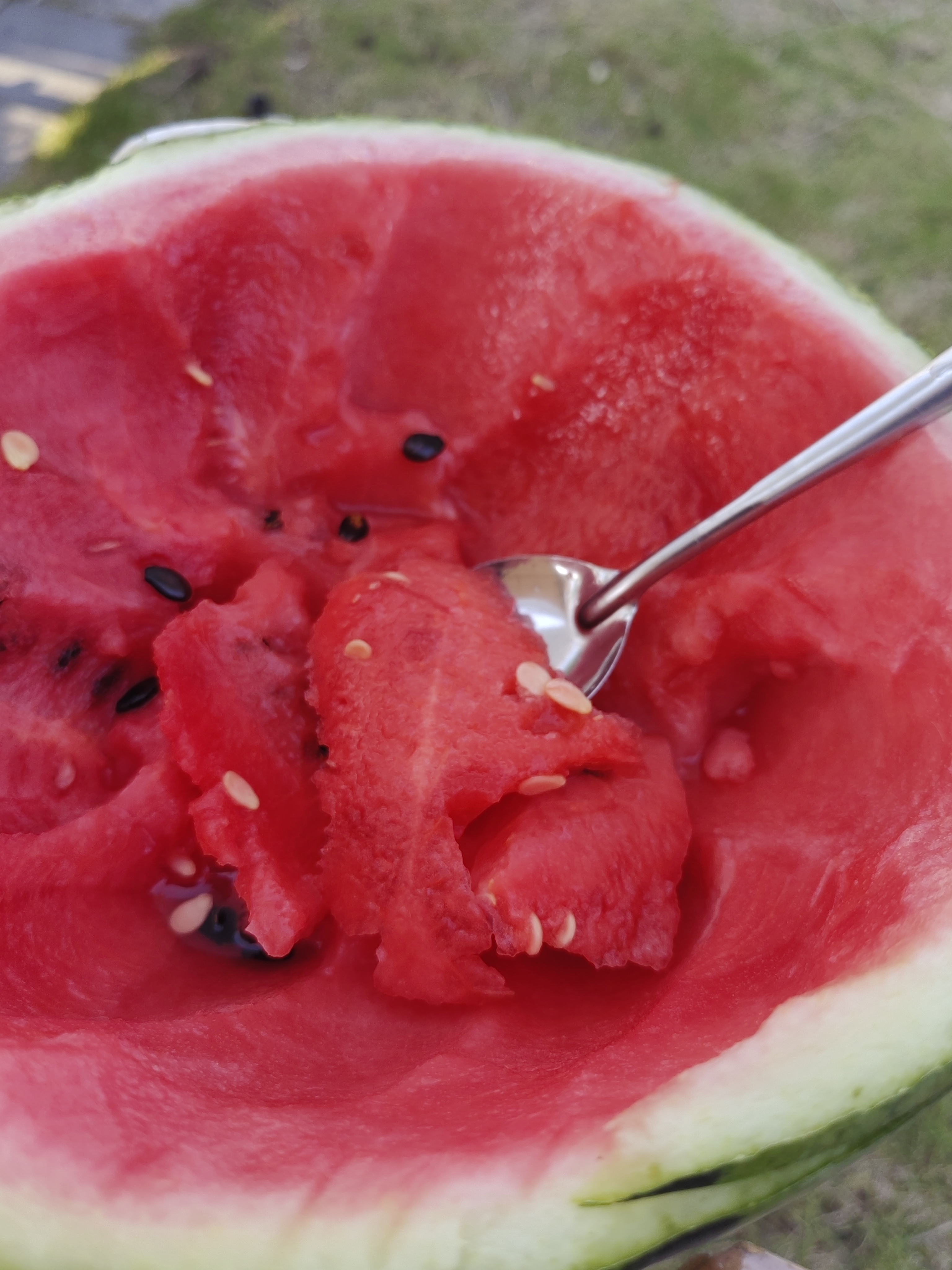 在32℃的高温天,抱着半个西瓜舀着吃是多么快乐的事情#动态连更挑战