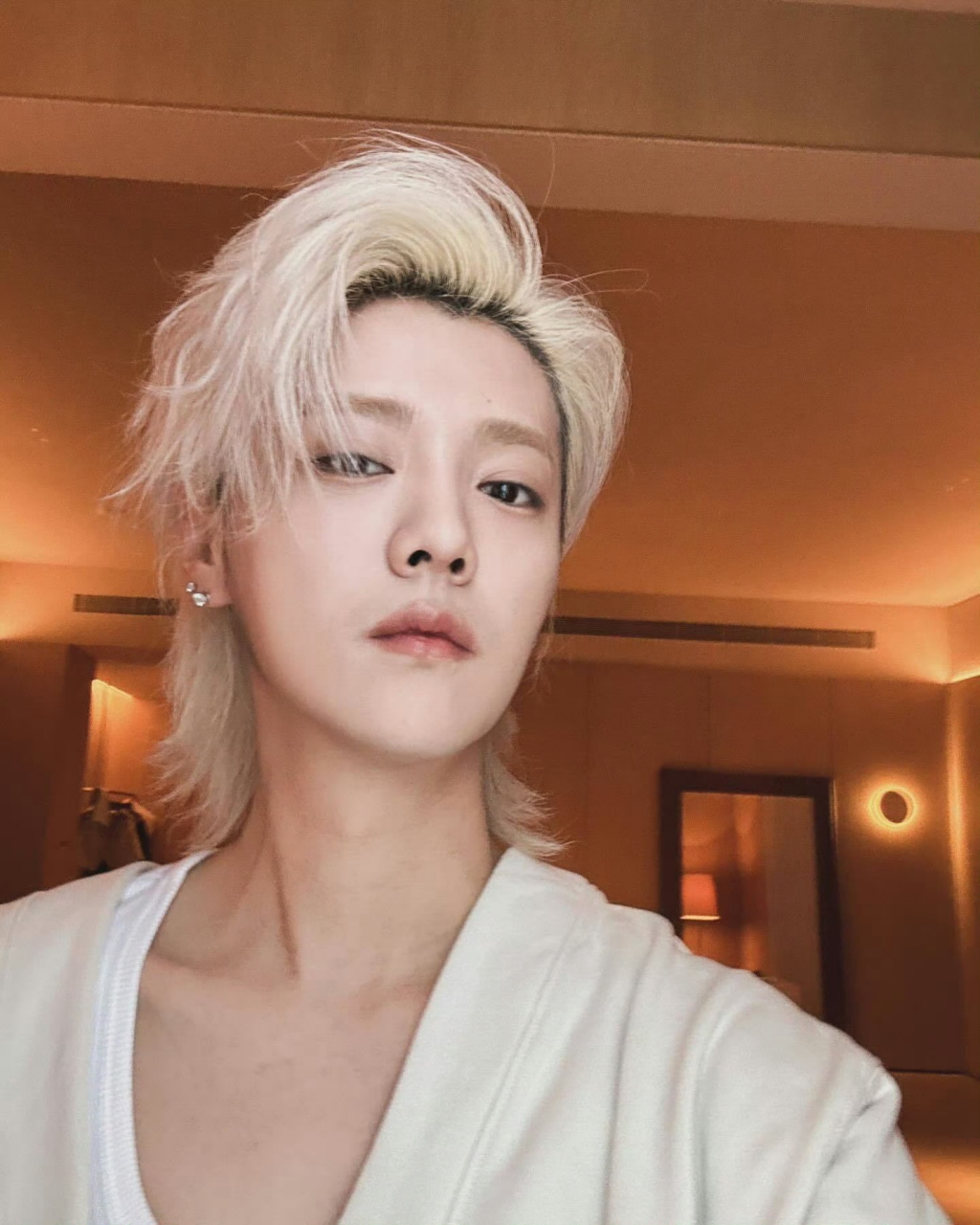 鹿晗一头金发也太帅了吧,这发量也太绝了.