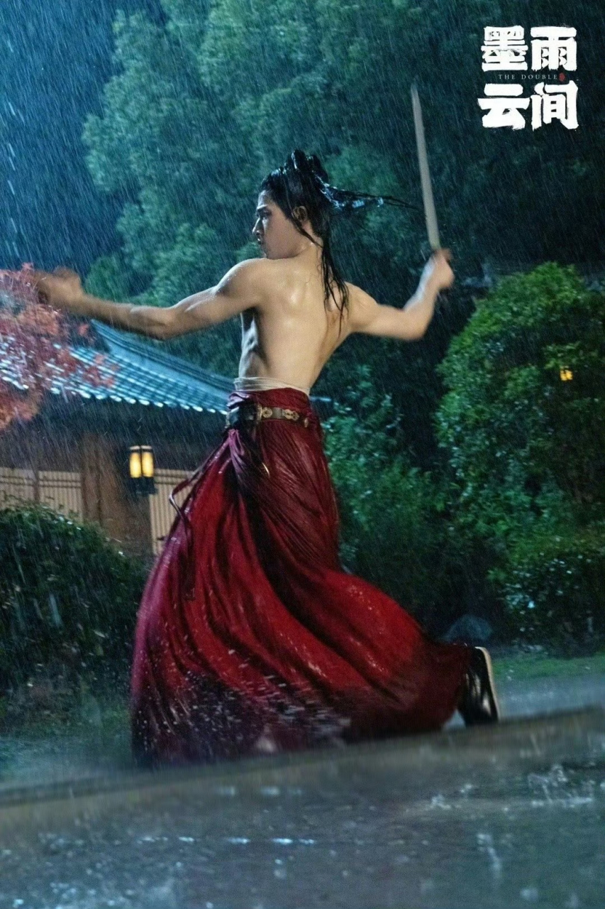 王星越雨中舞剑剧照,腹肌很明显,身材真好