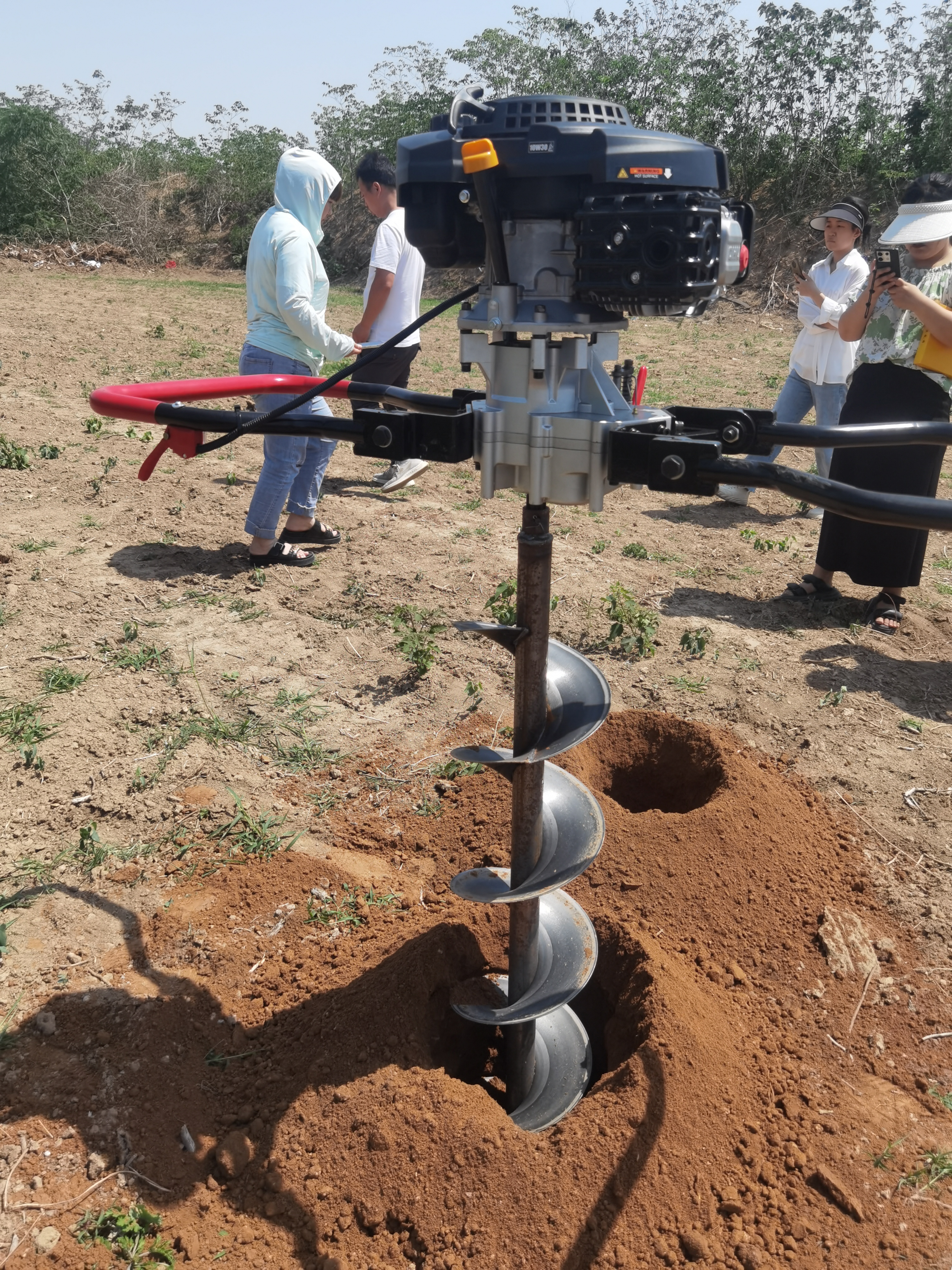 柴油光伏打桩钻孔机是一种用于在地面上安装太阳能光