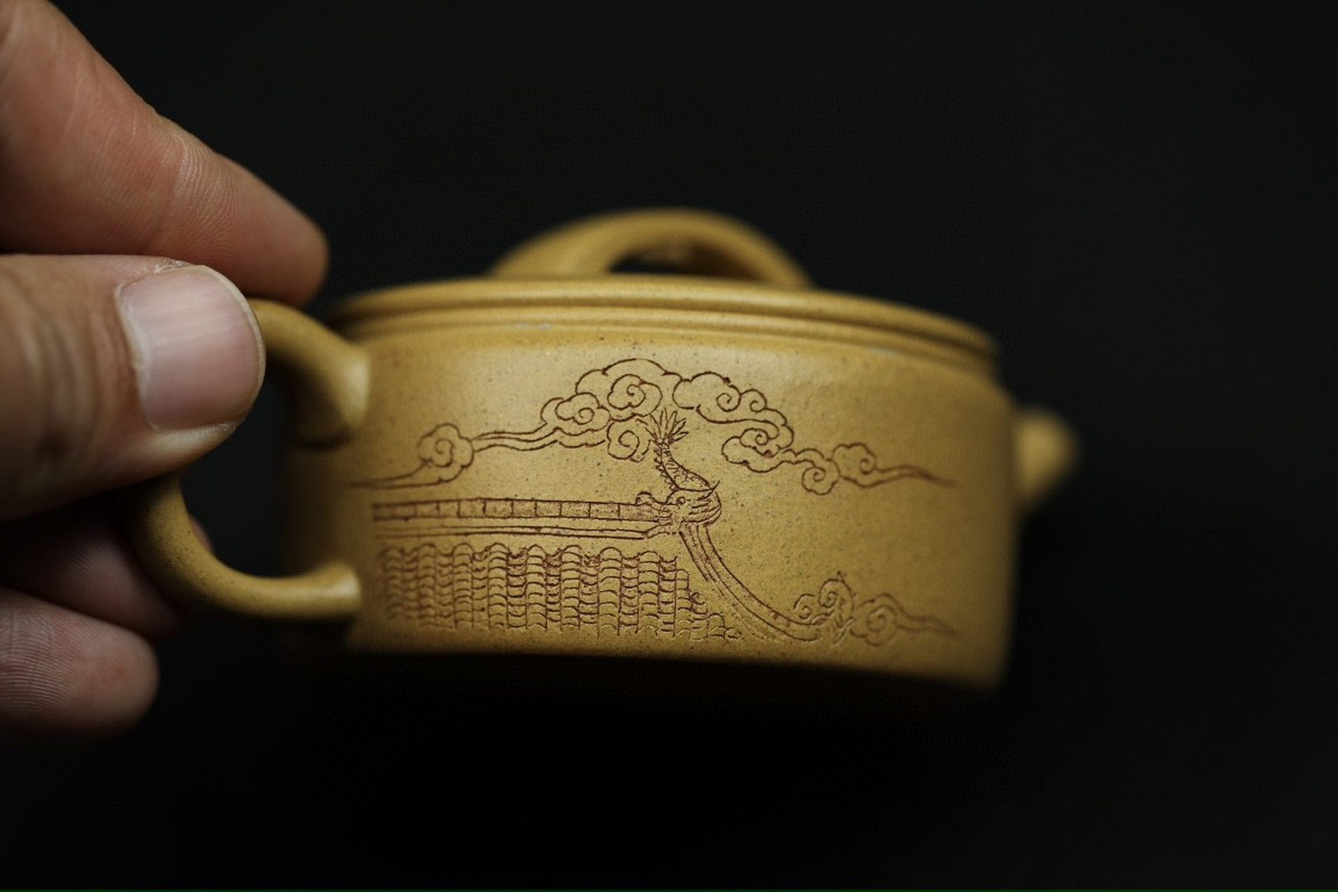 汉瓦壶如汉代的宽袍大袖般有着浩广的气度,质实无华.