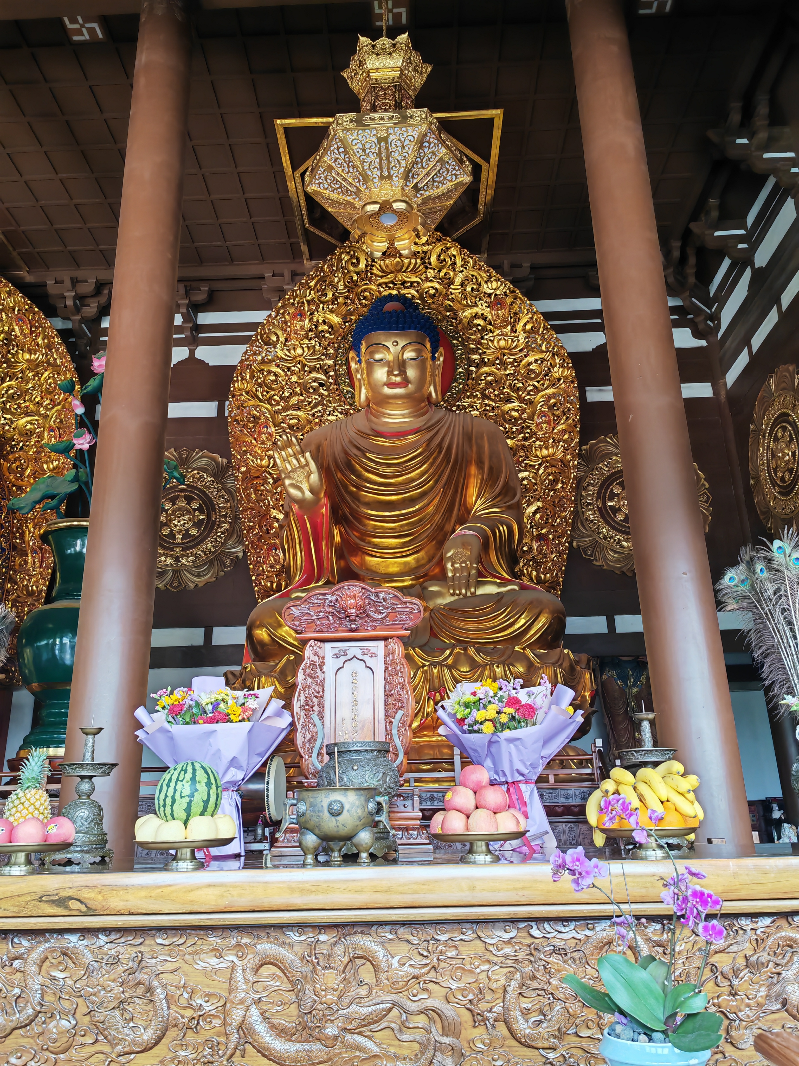 北京东南毗连的廊坊,也有一座大庙,隆福寺,寺庙建筑规模宏大,起源于
