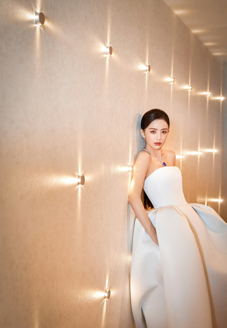 佟丽娅,白色抹胸晚礼服,自然唯美!