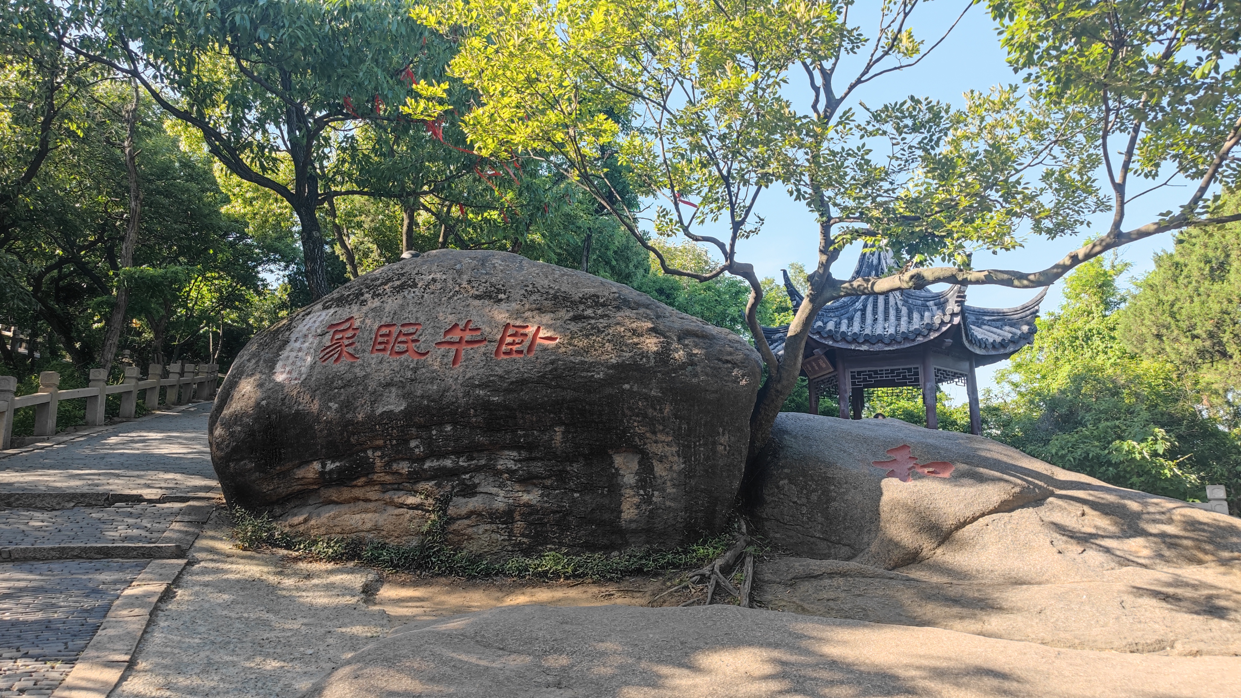 交通指南:地铁:乘坐苏州地铁5号线至灵岩山站,出站后步行即可到达景区