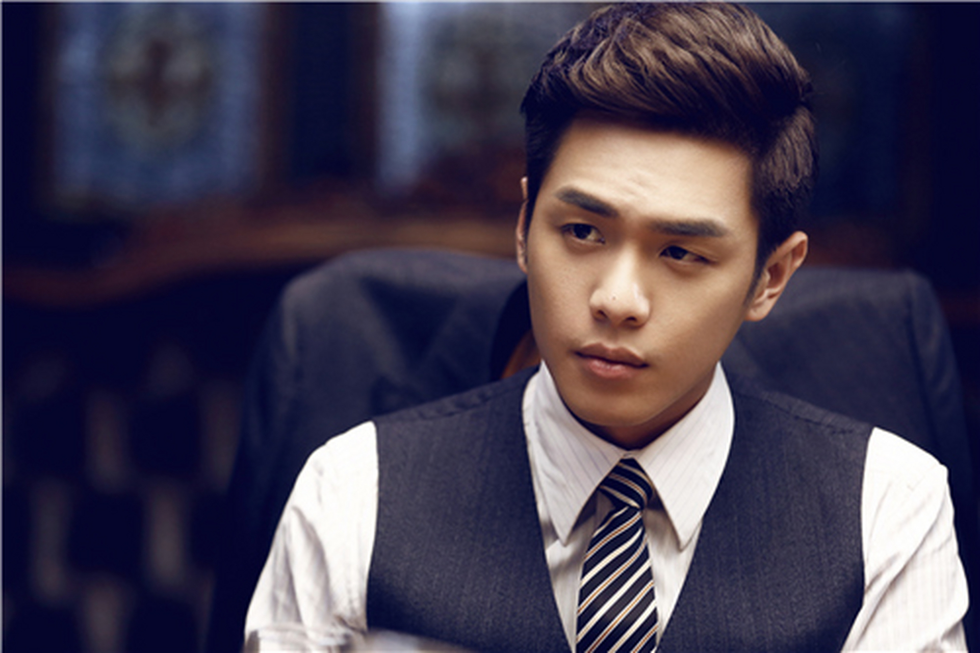 2024最火男演员之张若昀 张若昀是一位来自中国内地的男演员,他出生于