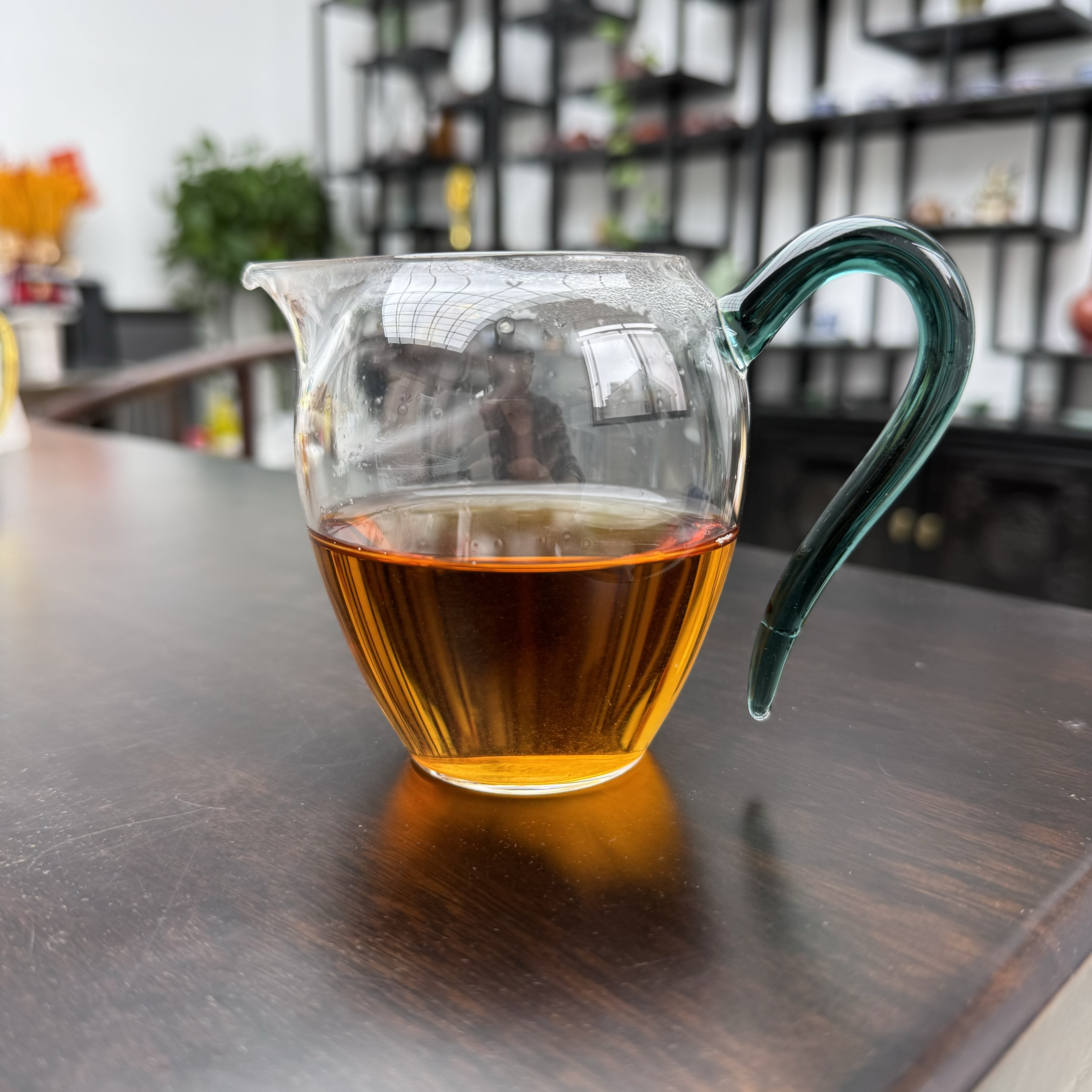 这款滇红茶是目前我们家所有茶叶里价格最便宜的一款,一斤只要68元.