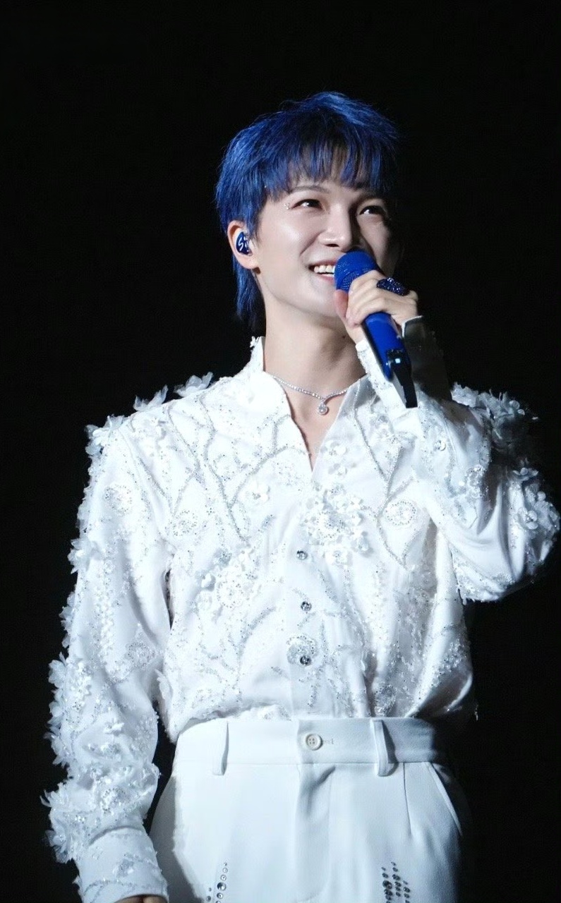 周深蓝色头发造型亮相上海演唱会,太帅了,配合着现场的观众应援灯光太