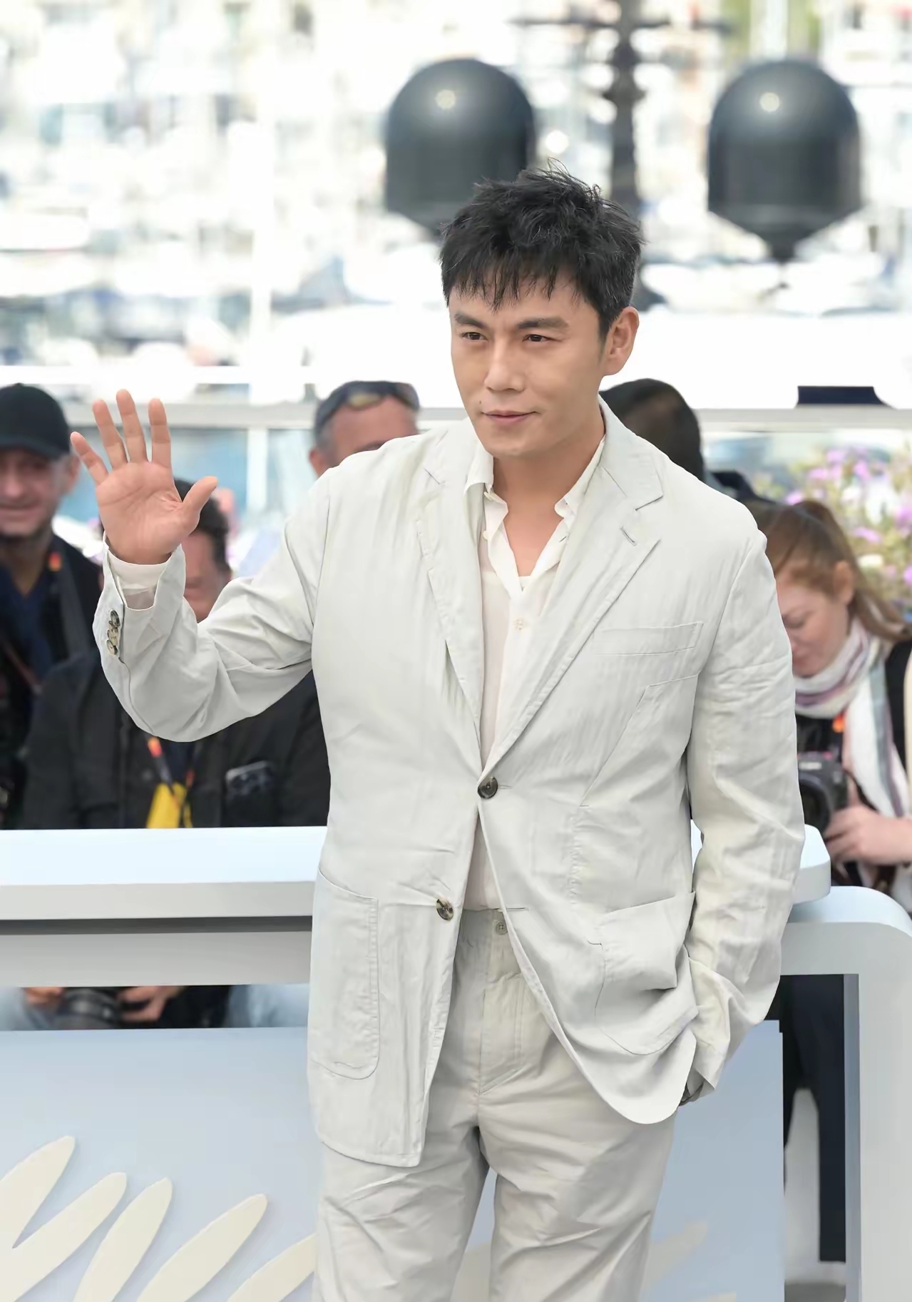 看来伊能静忙着参加儿子的毕业典礼,还没顾上老公.