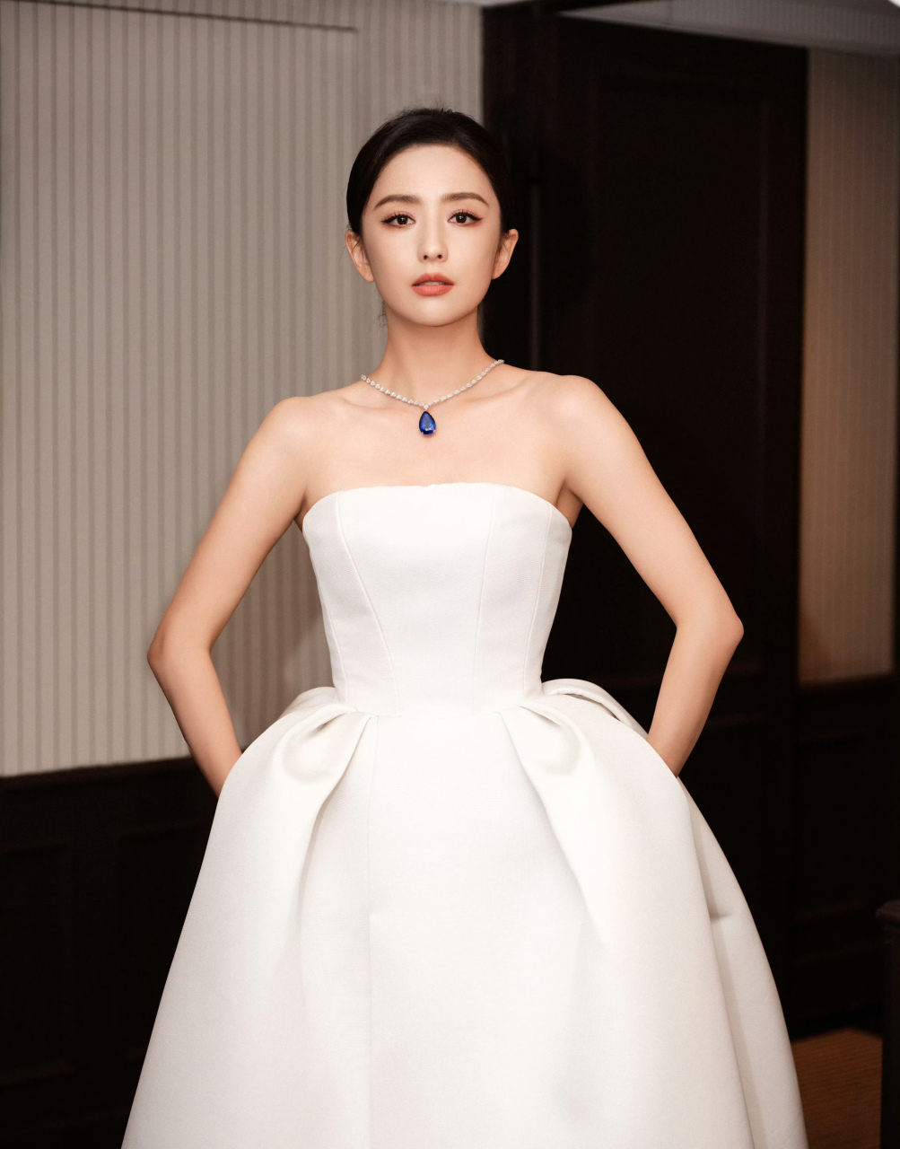 佟丽娅,白色抹胸晚礼服,自然唯美!