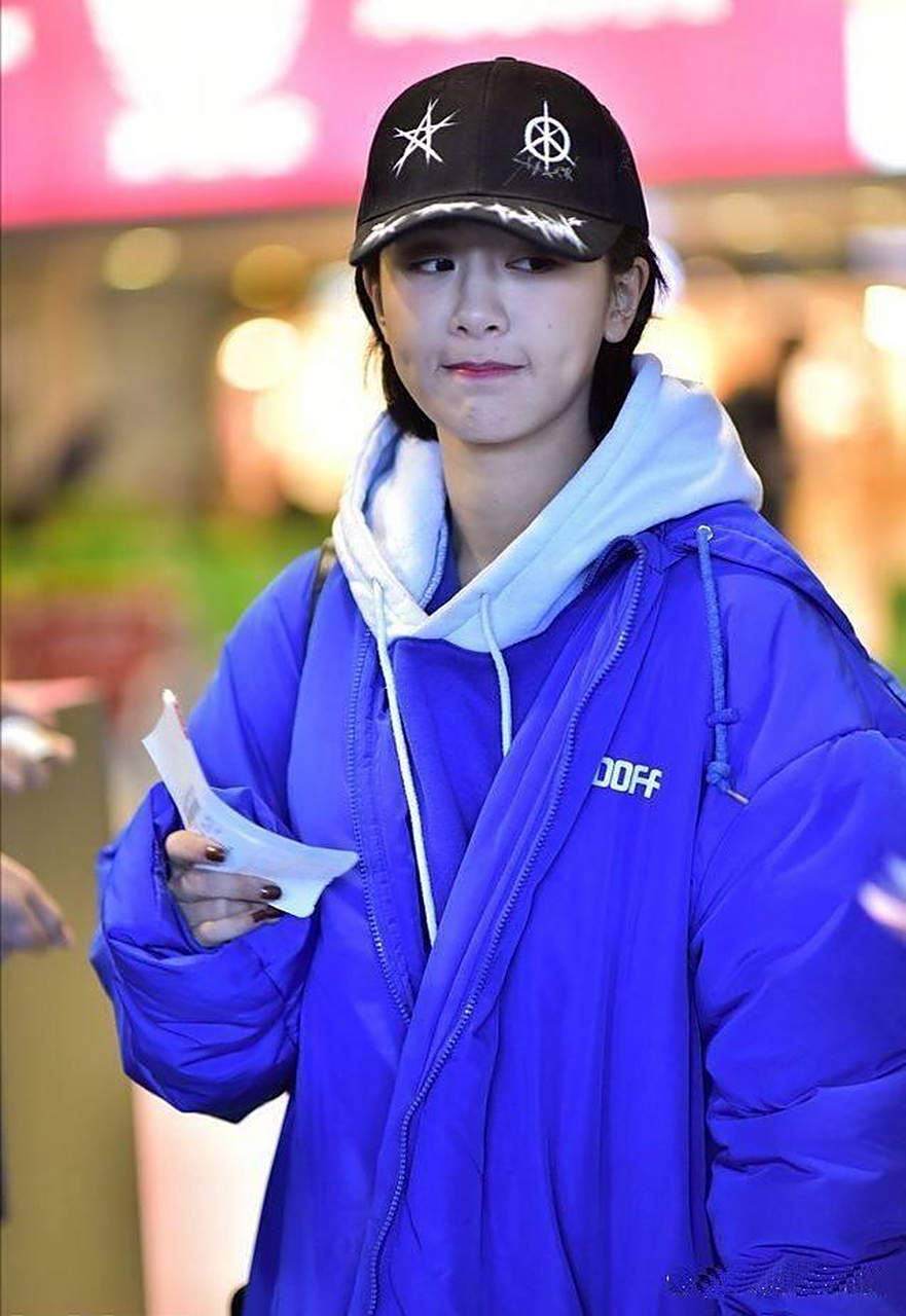 杨紫一身蓝造型