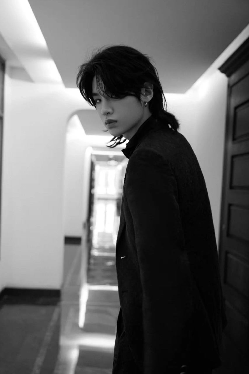 我真的很喜欢黄明昊的穿搭风格,他的西装造型加上狼尾发型真的让人