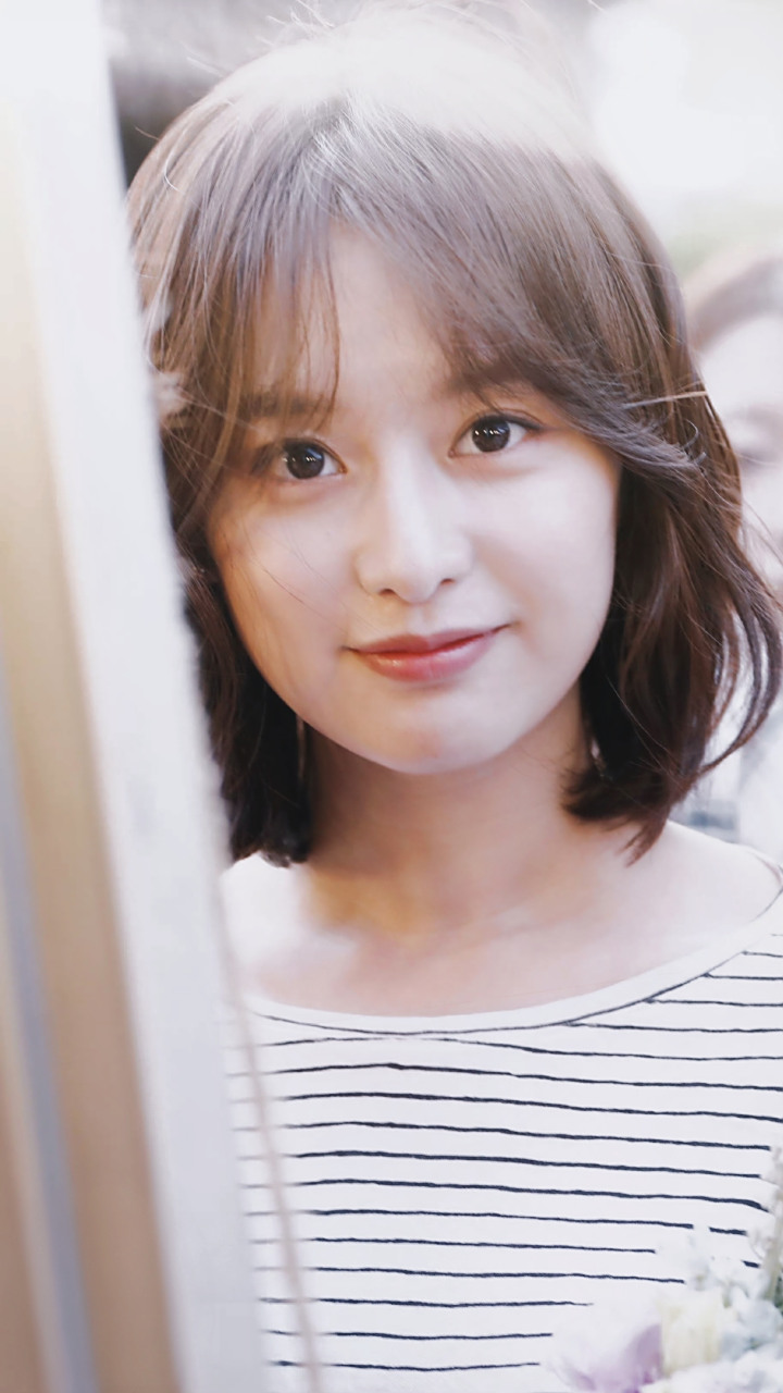 韩国女演员金智媛留着一头短发,看起来非常清新自然,增添了一份干练的