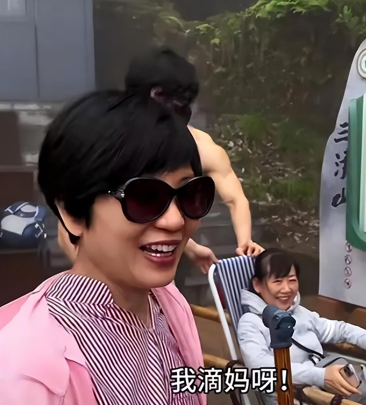 回顾三清山肌肉帅哥抬轿,阿姨们笑得合不拢嘴,体育生就业新方向