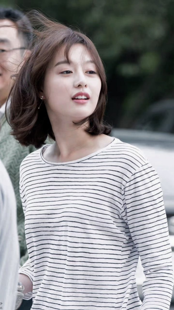 韩国女演员金智媛留着一头短发,看起来非常清新自然,增添了一份干练的