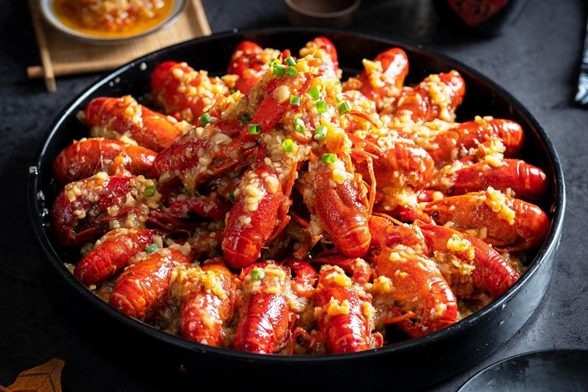 夏日将至,蒜蓉小龙虾成餐桌佳肴.