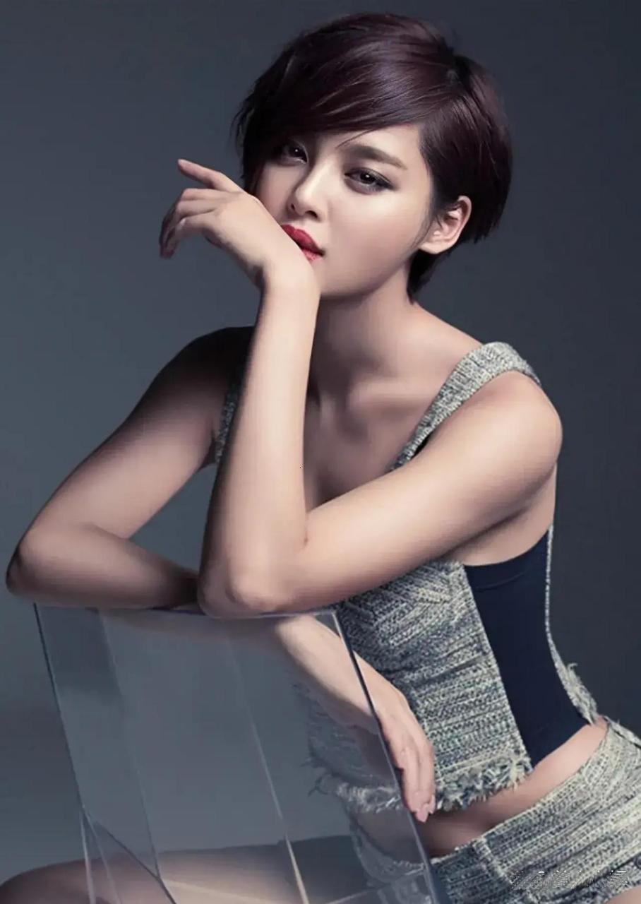 辛芷蕾穿吊带配短裤