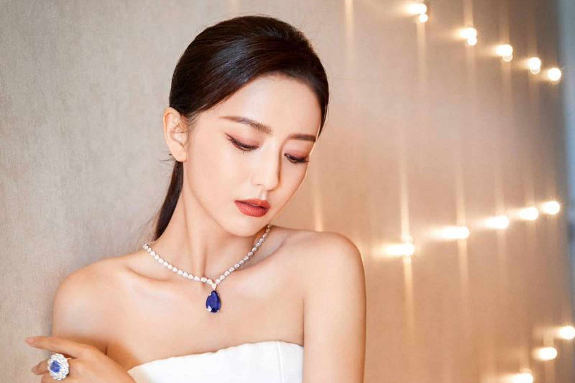 佟丽娅不仅事业有成,还积极参与公益,是观众心中的榜样和偶像.