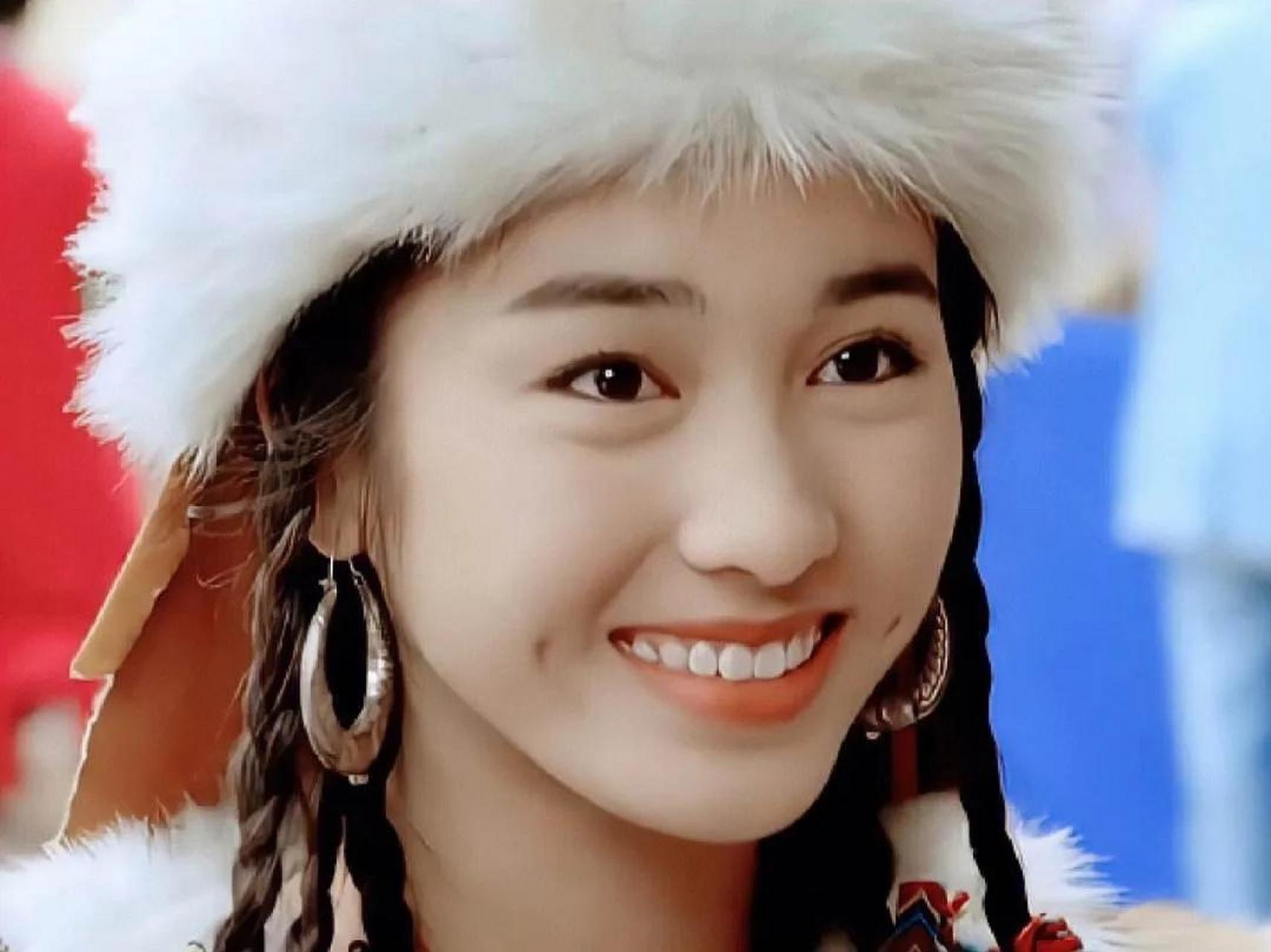 黎姿在外度假心情好,年轻时的黎姿是一代女神,如今胖了不少