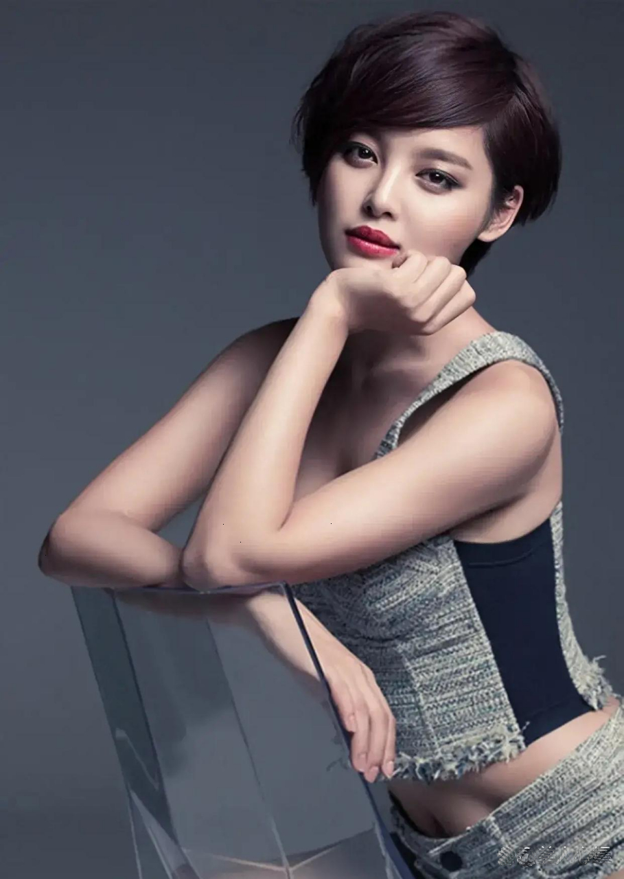 辛芷蕾穿吊带配短裤