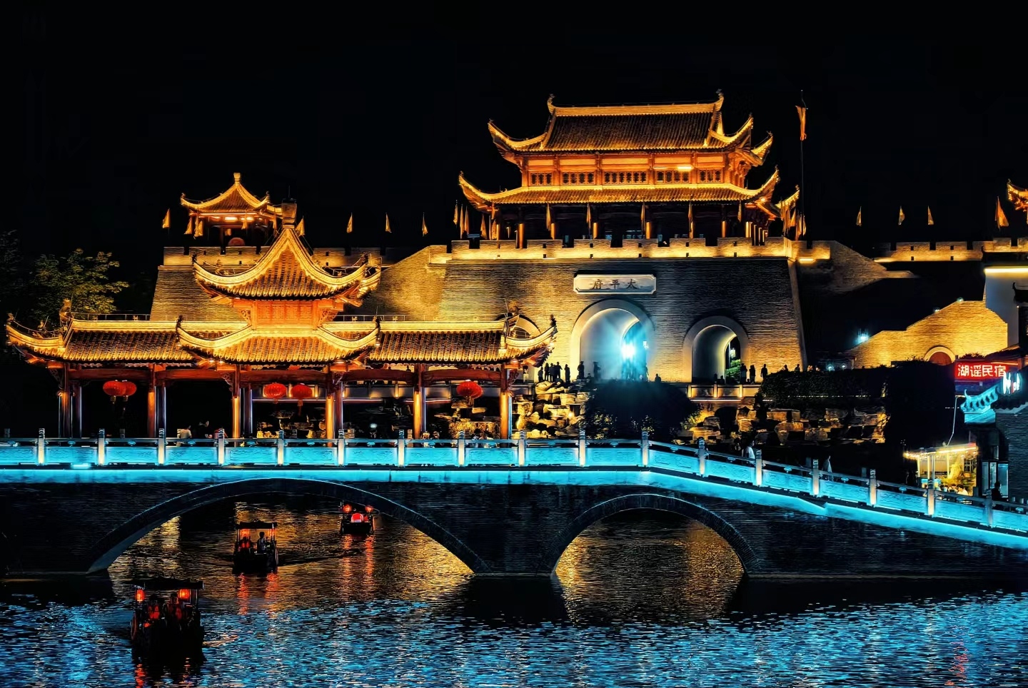 夜晚的广西崇左太平古城,灯光璀璨,美仑美奂