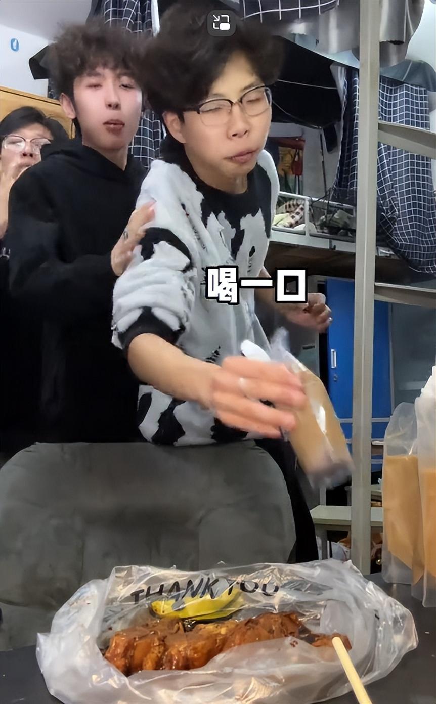 大学生特产遭室友疯抢,米酒,月饼,连中药都抢,却在折耳根破防