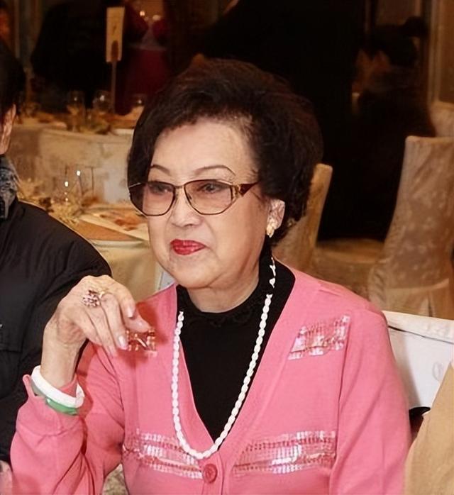 1974年,大鹰淑子还步入政坛,当选国会议员,时间长达18年.