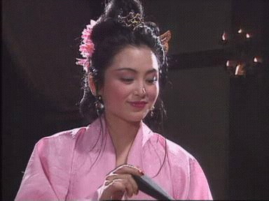 剧中美人无数,一度出现了她与饰演貂蝉的陈红比美的新闻.