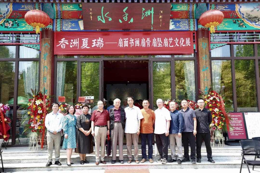 艺术评论团队"成员在展览现场王鸿章,王振德在展览现场左起:范茗,刘红