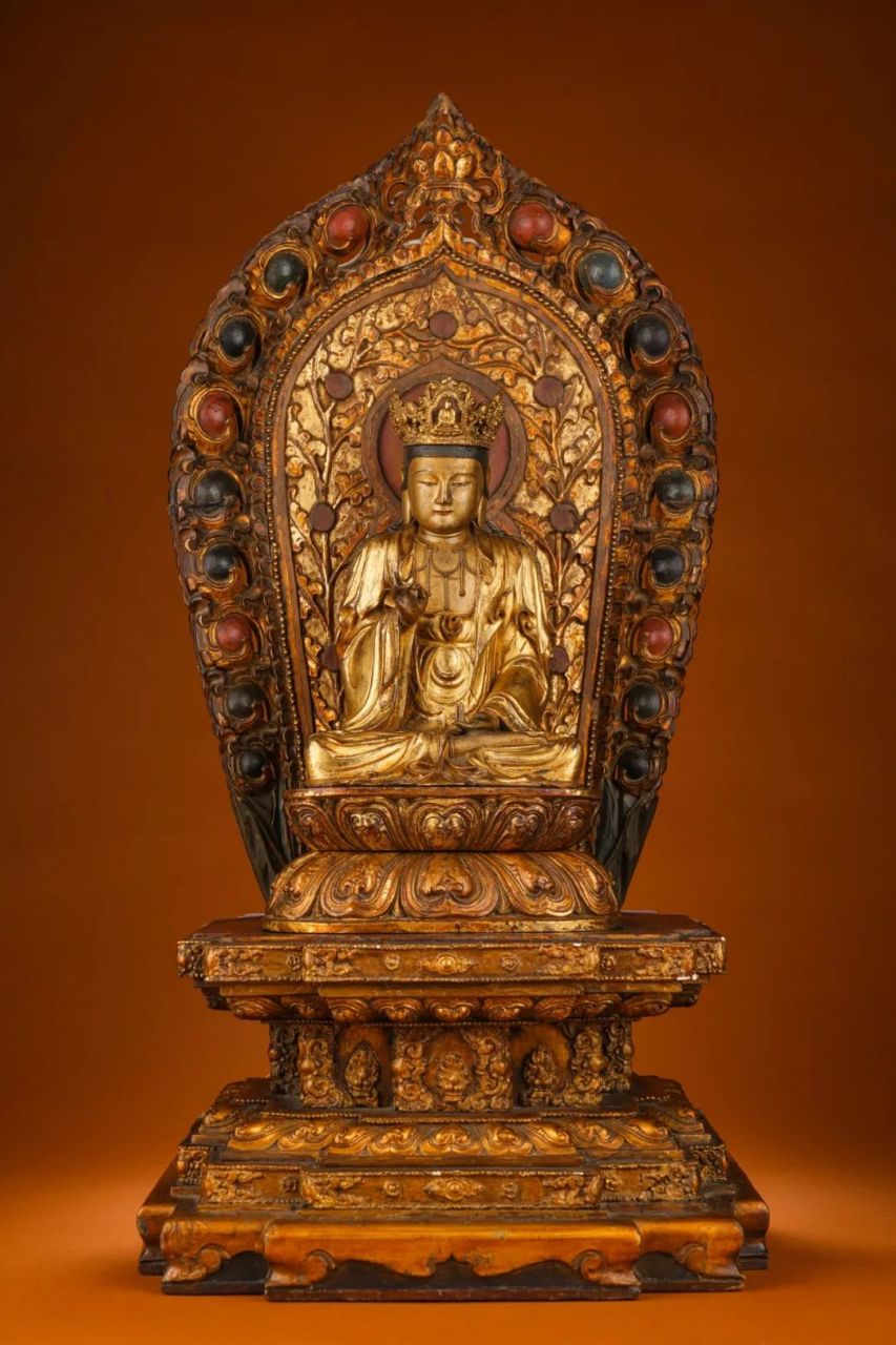 清代早期北京宫廷风格观音菩萨像,以庄严之姿吸引目光.