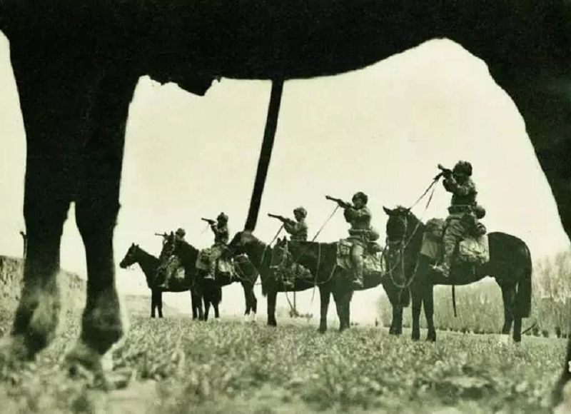 1953年宁夏王逃亡美国,带走7.5吨黄金,晚年常望着祖国喃喃自语