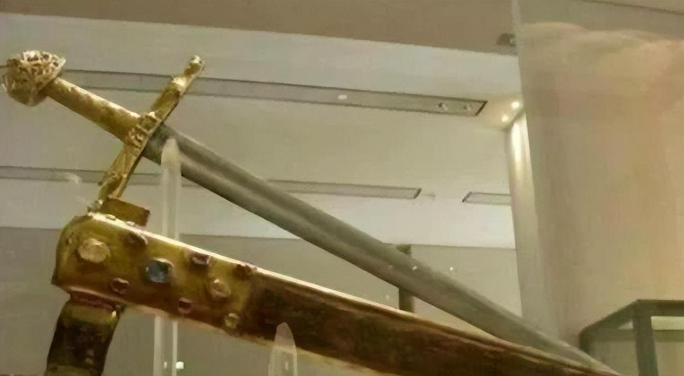 ",是中世纪欧洲著名的传奇武器,它出现在法国英雄史诗《罗兰之歌》中