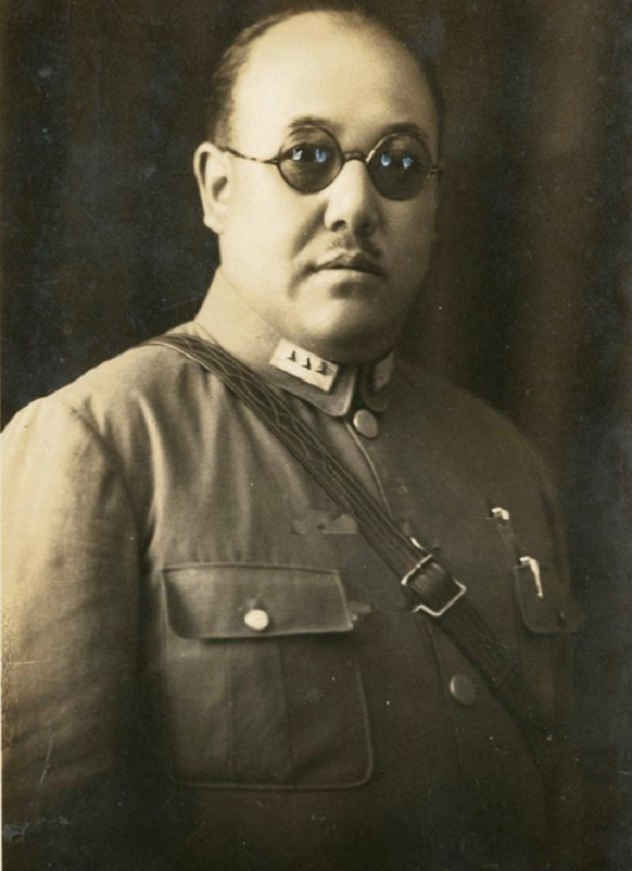 1953年宁夏王逃亡美国,带走7.5吨黄金,晚年常望着祖国喃喃自语