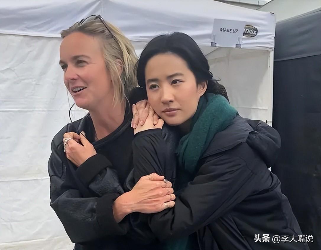 满脸浓妆艳抹,忍了刘亦菲和关晓彤,看到章子怡不禁喷饭满案