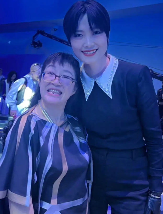 然后是颁奖典礼上的另一幕温馨时刻,女演员邱天颁奖给余秀华.