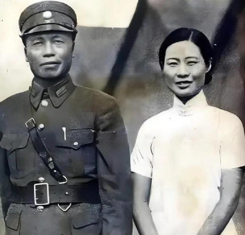 李宗仁的第一位夫人李秀文与他同岁,都出生于1891年,两人家住的近,又