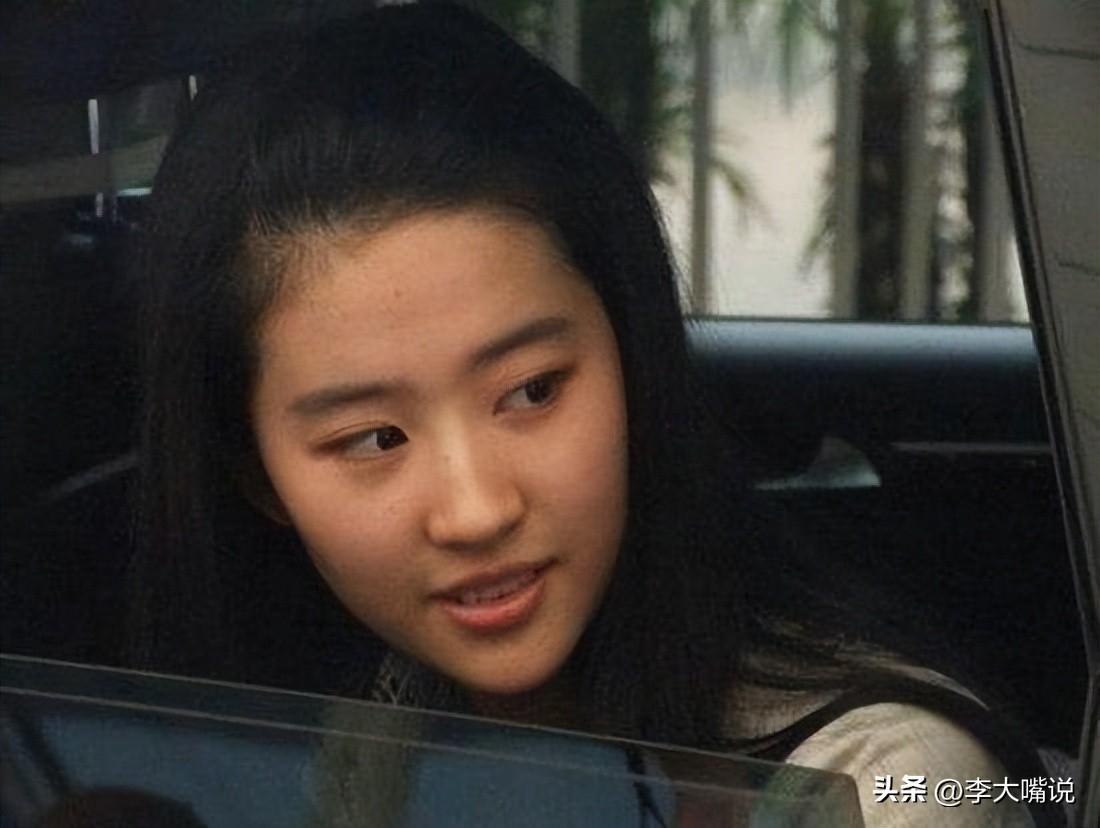 满脸浓妆艳抹,忍了刘亦菲和关晓彤,看到章子怡不禁喷饭满案