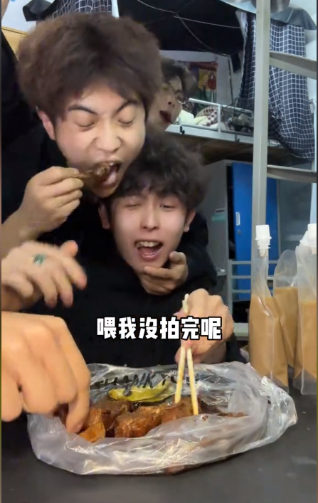 大学生特产遭室友疯抢,米酒,月饼,连中药都抢,却在折耳根破防