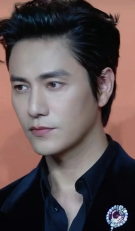 夸张!陈坤脸变陆毅了,比他年轻的时候还年轻