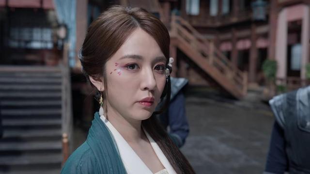 当41岁高露对比35岁王晓晨,我才知道骨相美和皮相美的区别