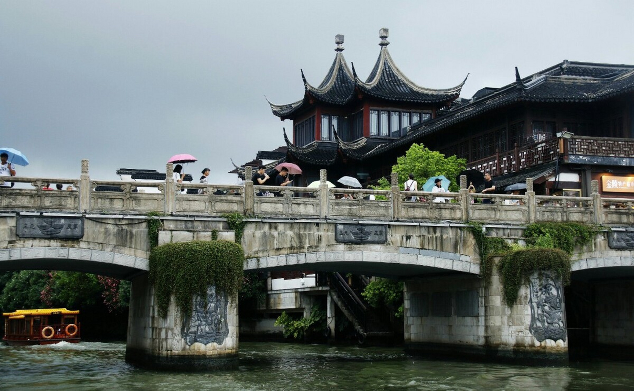 走在桥上,你能感受到那种穿越时空的感觉.