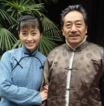 2013年,年轻貌美的饶芯语,开始追求已经67岁的王奎荣,还对王奎荣说"