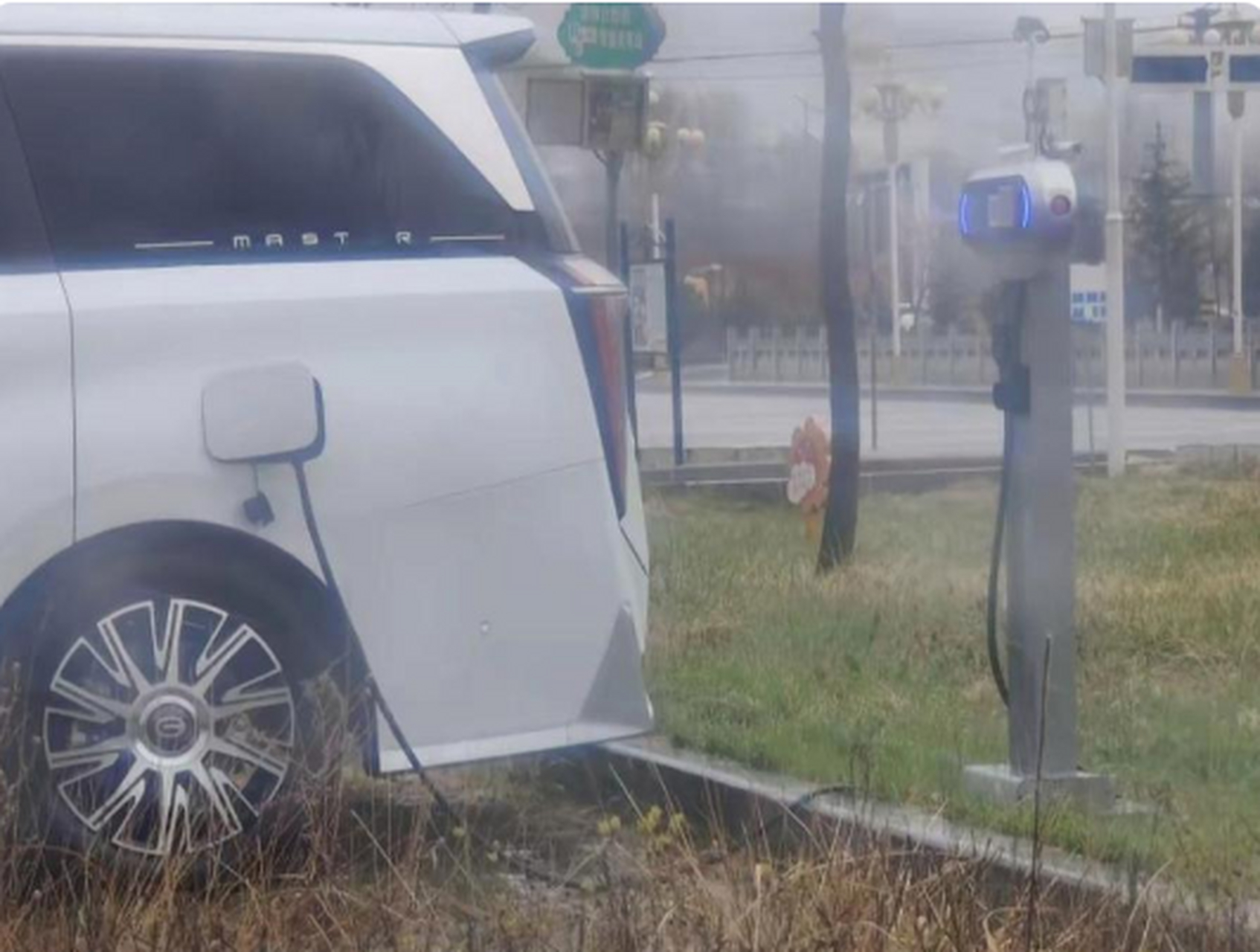 看着这情况我都替他感到担心,这下雨天万一漏电咋办?