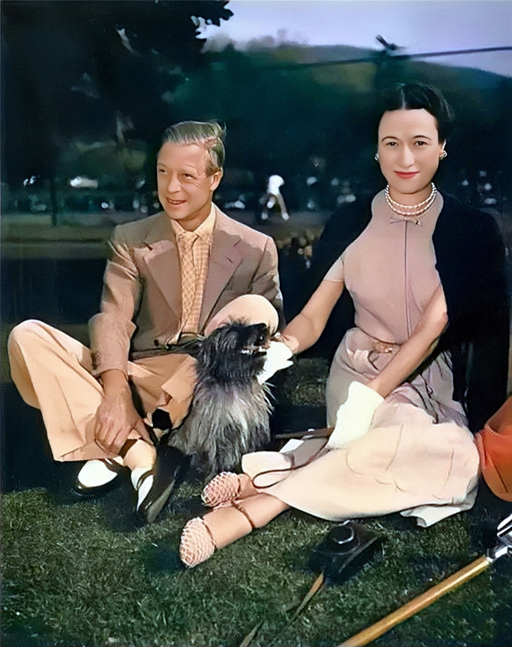1937年6月3日,主动退位的英国国王爱德华八世与辛普森夫人举行婚礼.